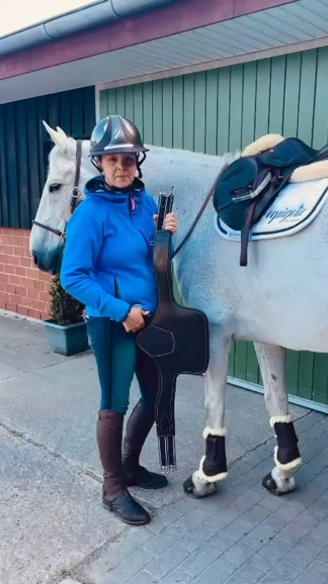 Equigetic Jump - in Leder und Fell :
Einziger Stollenschutzgurt mit equigetic Brustbein Kanal
Hoher Schlagschutz durch Carbonplatte
Extra Polsterung ohne zu beschweren
Ermöglicht besseres Abfußen und Landen beim Springen
Verringert die Belastung der Sehnen, Bänder und Gelenke
Hemmt den Druck des Gurtes auf den Brustkorb um 55%
Polsterung in Neopren, Leder und Fell erhältlich
the only girth with the equigetic sternum channel
reduces 55% of the girth pressure
improves the breathing and allows unrestricted shoulder movement
take-off and landing while jumping is improved
the installed Carbon plates prevent injuries from studs/corks
ideal fitting and higher comfort
www.equigetic.com
#equigetic #equigeticjump #stollenschutzgurt #sattelgurt #springpferd #springpferdeprüfung #springreiten #chioaachen #horses #showjumping #showjumpinghorse #horseshow #internationshowjumping #pferdewohl #pferdetraining #pferdeliebe