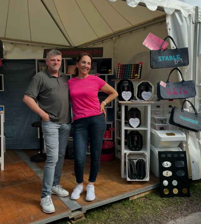 @kings.plus.queens präsentiert dieses Wochenende die @equigetic Produkte für uns bei den Deutschen Meisterschaften in Balve.
Wir freuen uns sehr über die Zusammenarbeit und danken Simone und Oliver ganz herzlich für Ihr Engagement!
Neben den equigetic Produkten findet ihr auch @absorbine Pflegeprodukte und eine unglaublich schöne Auswahl an personalisierten Anhängern, Taschen, Namenschildern, …. - ach kommt einfach vorbei und seht selbst !
Übrigens könnt ihr auch live im Parcours die equigetic Produkte in Balve sehen. Vielleicht entdeckt ihr selbst noch weitere Reiter 😁👍
#equigetic #kingsplusqueens #equigeticjump #equigeticpad #equigeticpoll #balveoptimum #springreiten #sattelgurte #trense #pferde #pferdeliebe