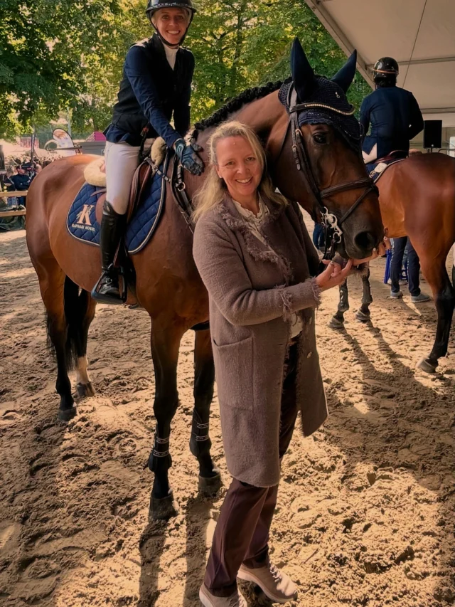 Laura Klaphake reitet ihr Spitzenpferd Quizano seit einigen Wochen mit dem equigetic Jump in Leder. „Ich habe das Gefühl der neue Ledergurt von equigetic liegt nochmal besser am Pferd. Auch mein Bein hat jetzt optimalen Kontakt und Quizano fühlt sich sichtlich wohl.“
Danke an @davidwillshowjumper fürs Foto 😁👍
#equigetic #equigeticjump #sattelgurt #springreiter #stollenschutzgurt #turnierdersieger #showjumping #springpferd