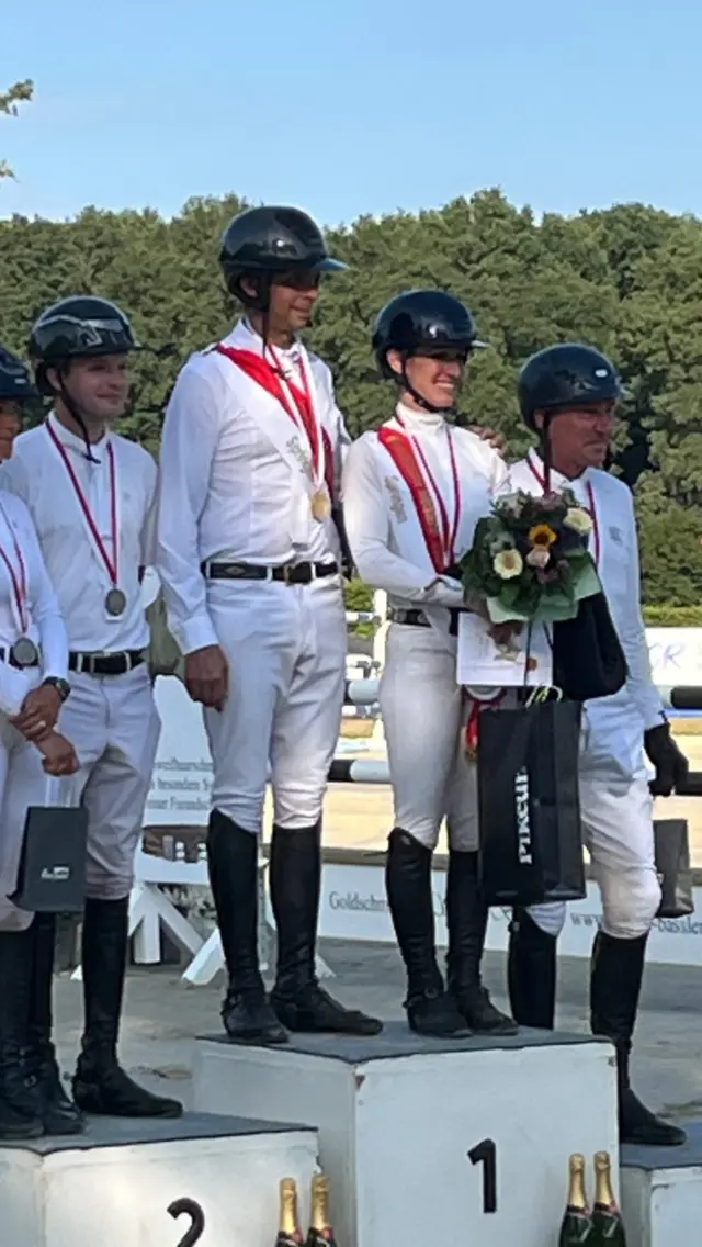 Wir gratulieren ganz herzlich Christina Gierlich @sportpferdegierlich und @markusrenzel_official zu den Titelgewinnen der Westfälischen Meister 2026 @westfalenpferde 🥳🙌
Besonders beeindruckend sind, wie immer die beiden Pferde,  die das für ihre Reiter möglich gemacht haben. 
Zwei Stuten die sich durch einen außergewöhnlichen Charakter und ihr großes Kämpferherz auszeichnen. Beide sind schon als Fohlen bei ihren Reitern gewesen und dieses Vertrauen und die besondere Verbindung hat sie gestern unschlagbar gemacht. Aluna von Aganix du Seigneur / Lancer II und Coconetta von Colestus/Cornet 🫶🐴
Beide Stuten sind hochsensibel und genießen die Vorzüge des #equigeticjump seit vielen Jahren. Wir freuen uns ein kleiner Teil dieser Erfolgsgeschichte sein zu dürfen. 

#equigetic #equestrian #springreiten #horsesofinstagram