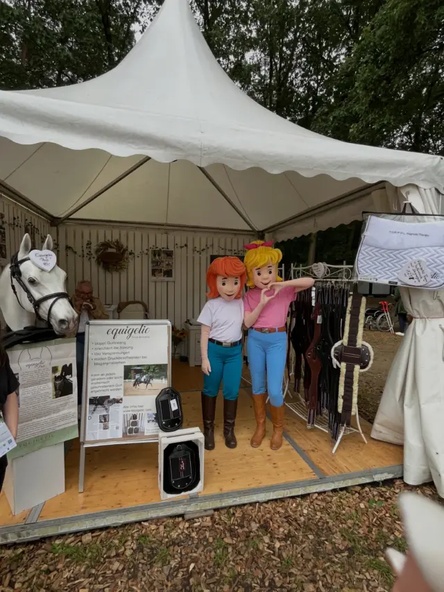 Hoher Besuch mit @bibiundtina_original bei uns am Stand 😁Amadeus und Sabrina werden sich sicher freuen demnächst mit den equigetic Pads galoppieren zu können 🏇🏻💨

Tolle Tage mit lieben Freunden, vielen Gesprächen und neuen equigetic Fans liegen bereits hinter uns. 
Jetzt freuen wir uns auf die Finalprüfungen am Sonntag 🥳

#equigetic #sattelgurt #equestrian #pferde #bundeschampionat @gretaundpaul @bibiundtina_original @markusrenzel_official @bioranch_ @equo_reitsport