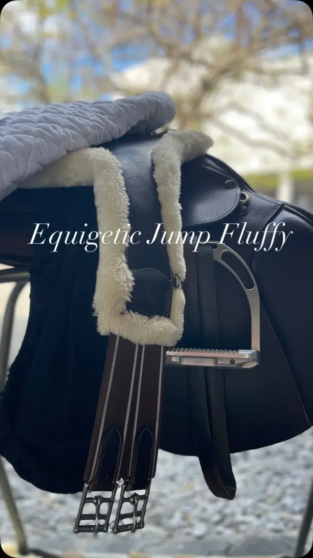 This is our No. Protection Girth for Showjumping. The equigetic Jump Fluffy girth is perfect for skin and stomach sensitiv horses and ponies. It protects while jumping and reduces pressure from the girth on the sternum. The perfect girth for your horse. 

#sensitivhorse #equigetic #girthy